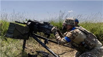 Ein ukrainischer Soldat feuert einen MK19-Granatwerfer in Richtung russischer Stellungen an der Frontlinie in der Nähe von Bachmut.
