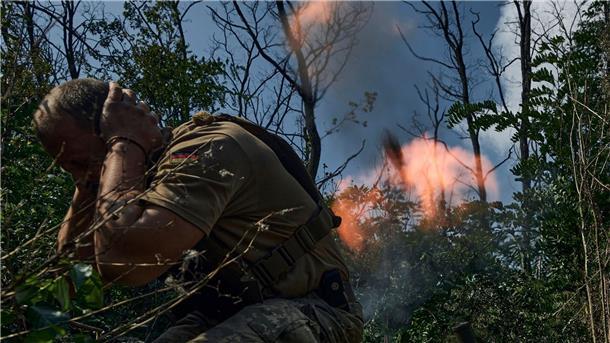 Krieg gegen die Ukraine: So ist die Lage Ein ukrainischer Soldat feuert einen Mörser.