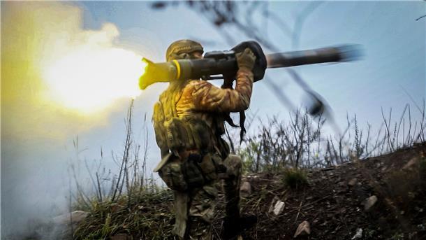 Ein ukrainischer Soldat feuert in der Region Donezk eine Panzerabwehrrakete ab.