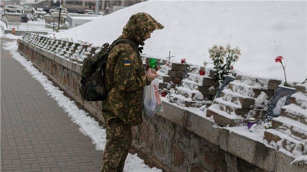Krieg gegen die Ukraine: So ist die Lage Ein ukrainischer Soldat gedenkt in Kiew den Menschen, die bei Zusammenstößen mit Sicherheitskräften auf dem Maidan-Platz im Jahr 2014 ums Leben kamen.