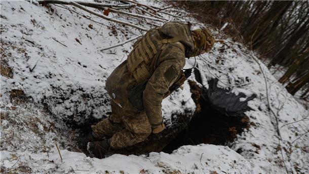 Krieg gegen die Ukraine - So ist die Lage Ein ukrainischer Soldat geht in einen Unterstand in der Nähe einer Artilleriestellung.