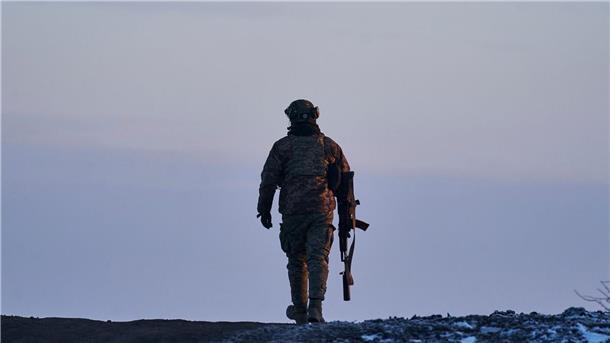 Ein ukrainischer Soldat geht zu seiner Position an der Frontlinie in der Nähe von Bachmut. Die Stadt ist heftig umkämpft.