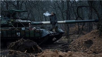 Ein ukrainischer Soldat in Bachmut.