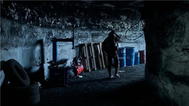 Ein ukrainischer Soldat in einer unterirdischen Kommandozentrale in Bachmut.