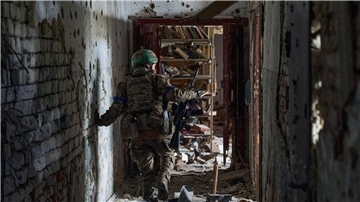 Ein ukrainischer Soldat inspiziert ein Haus in dem kürzlich zurückeroberten Dorf Blahodatne in der Region Donezk.