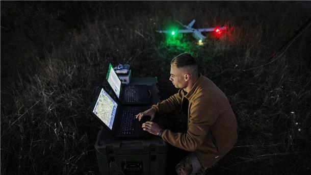 Soldaten der Ukraine: „Dann sehen wir dem Feind ins Auge“ Ein ukrainischer Soldat kontrolliert eine Leleka-Drohne. Die Drohne kann bis zu eineinhalb Stunden fliegen und dabei mehr als 80 Kilometer zurücklegen.