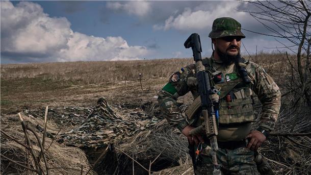 Krieg gegen die Ukraine: So ist die Lage Ein ukrainischer Soldat steht in der Nähe eines Schützengrabens an der Frontlinie in der Nähe von Bachmut.