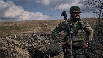 Ein ukrainischer Soldat steht in der Nähe eines Schützengrabens an der Frontlinie in der Nähe von Bachmut.