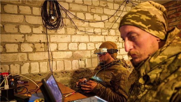 Ein ukrainischer Soldat steuert eine FPV-Drohne über russischen Stellungen in der Region Charkiw.