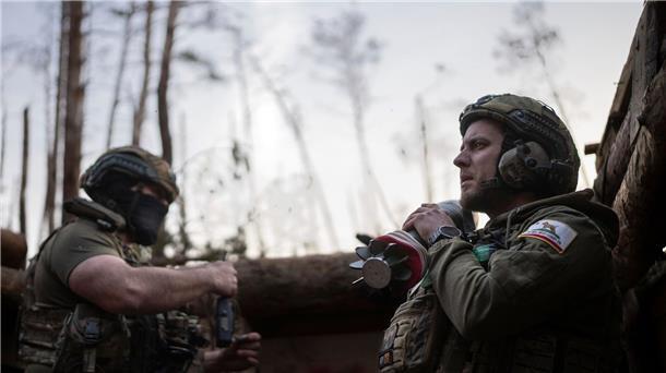 Krieg gegen die Ukraine: So ist die Lage Ein ukrainischer Soldat trägt eine Mörsergranate, während er auf einen Feuerbefehl wartet.