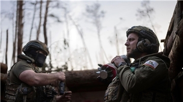 Krieg gegen die Ukraine: So ist die Lage Ein ukrainischer Soldat trägt eine Mörsergranate, während er auf einen Feuerbefehl wartet.