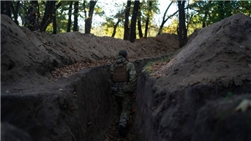Ein ukrainischer Soldat überprüft die von russischen Soldaten ausgehobenen Schützengräben.