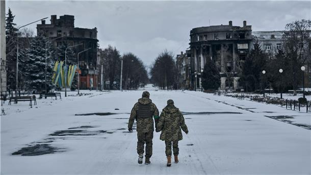 Krieg gegen die Ukraine: So ist die Lage Ein ukrainischer Soldat und eine Soldatin gehen händchenhaltend durch Bachmut. In der schwer umkämpften Stadt im Osten des Landes geraten die ukrainischen Streitkräfte immer stärker unter Druck.