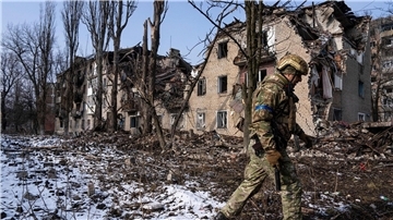 Ein ukrainischer Soldat vor einem zerstörten Wohnhaus in der ostukrainischen Stadt Awdijiwka.