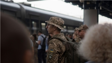 Ein ukrainischer Soldat wartet am Bahnhof in Kiew auf einen Zug in Richtung der Frontgebiete.