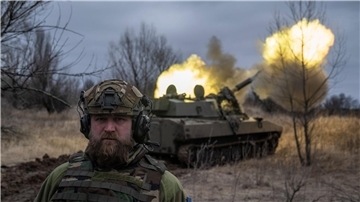 Ein ukrainisches Artilleriefahrzeug an der Frontlinie in der Region Donezk.