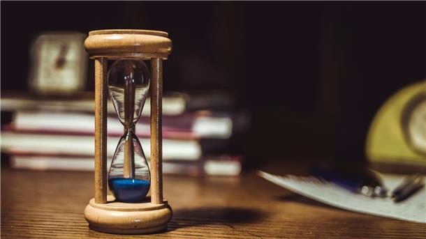 Zeitersparnis am Computer: Welche Tools sind effizient Sanduhr