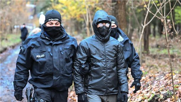 Ein Umweltaktivist wird aus dem aufgelösten Tesla-Protestcamp in Grünheide gebracht.