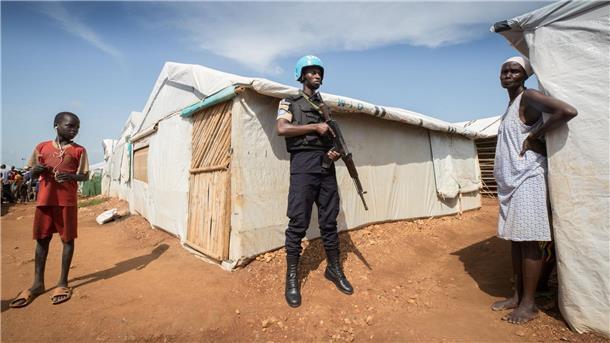 Viele Tote nach Auseinandersetzungen im Südsudan Ein UN-Soldat in einem bewachten Flüchtlingslager für Zivilisten (Archivbild).