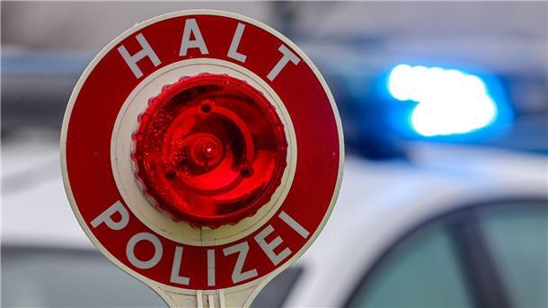 Kontrolle in Scheeßel: Autofahrer flieht mit bis zu 200 km/h vor der Polizei Ein unbekannter Autofahrer entwischt der Polizei mit hoher Geschwindigkeit. (Symbolbild)