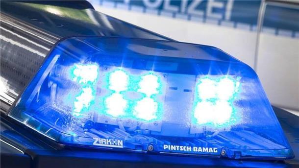 Das Blaulicht eines Polizeifahrzeugs. Nach einer Unfallflucht in Beverstedt hofft die Polizei auf Hinweise möglicher Zeugen.