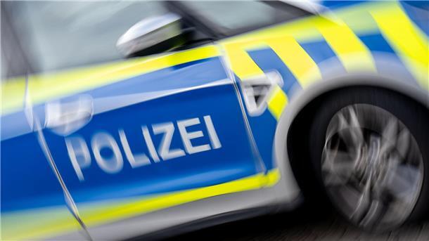 Ein Polizeifahrzeug im Einsatz.