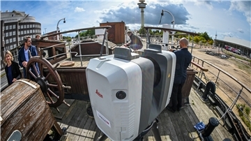 Ein unscheinbarer grauer Kasten mit spektakulärer Technik: An Bord des Wracks der „Seuten Deern“ und zuvor im Bangert-Bau stellt das Deutsche Schifffahrtsmuseum den 3-D-Scanner und die Firma vor, die das gesamte Schiff dreidimensional an vier Milliarden Punkten vermisst. Foto Scheschonka