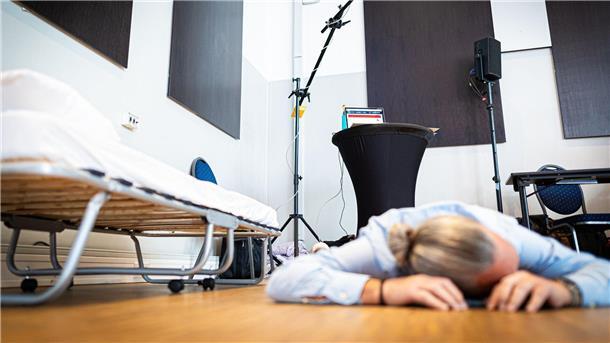 Roboter kann Witze im Altenheim erzählen Ein Unternehmen stellt beim Innovationsforum ein Sensorsystem vor, das eine Notlage in einem Patientenzimmer erkennen soll.