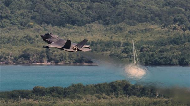 Ein US-Kampfjet vom Typ F35 startet vom Flughafen Jose Aponte de la Torre in Puerto Rico.