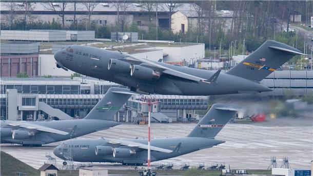 Ein US-Militärtransportflugzeug hebt vom US-Luftwaffenstützpunkt Ramstein ab.
