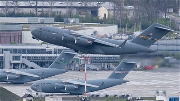 Ein US-Militärtransportflugzeug hebt vom US-Luftwaffenstützpunkt Ramstein ab.