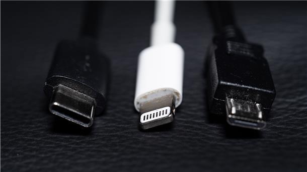 Ein USB-C, ein Apple Lightning und ein Micro-USB Kabel sind nebeneinander zu sehen. 