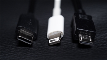 Ein USB-C, ein Apple Lightning und ein Micro-USB Kabel sind nebeneinander zu sehen. 