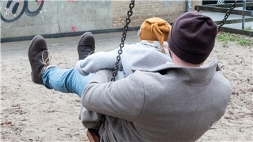 Ein Vater mit seinem Kind auf einem Spielplatz: Paare sollen zwar weiterhin zusammen bis zu 14 Monate Elternzeit nehmen können - aber nur noch maximal einen Monat parallel.