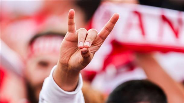 Umfrage: Schweigefuchs-Verbot in Schulen kein Thema Ein Verbot des dem Wolfsgruß ähnelnden Schweigefuchses ist in deutschen Schulen und Kitas kein Thema.