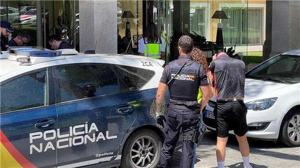 Vergewaltigungsvorwurf: Urlauber aus Deutschland in Haft Ein Verdächtiger wird von der Polizei zu einem Hotel gebracht, wo es zu einem sexuellen Übergriff gekommen sein soll.
