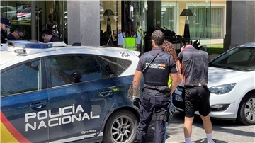 Ein Verdächtiger wird von der Polizei zu einem Hotel gebracht, wo es zu einem sexuellen Übergriff gekommen sein soll.