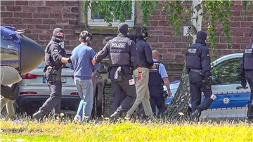 Ein Verdächtiger wird von Polizisten zum Haftrichter gebracht.