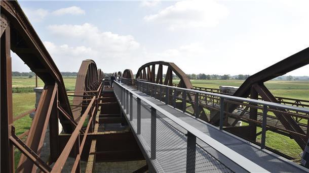 Ein Verfahrensfehler bei der Planung eines Skywalks auf der Dömitzer Eisenbahnbrücke könnte die Samtgemeinde Elbtalaue teuer zu stehen kommen.