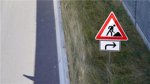 Ein Verkehrsschild weist auf Bauarbeiten an einer Autobahn hin.