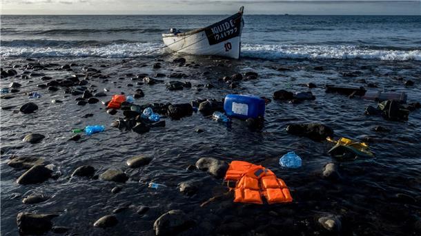 Mittelmeerrouten: So viele Tote wie seit 2017 nicht mehr Ein verlassenes Holzboot, mit dem Flüchtlinge über das Meer gefahren sind: Laut der UN-Organisation für Migration liegen die wahren Opferzahlen wahrscheinlich höher als die registrierten.
