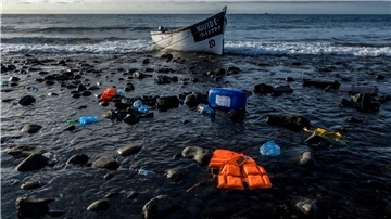 Ein verlassenes Holzboot, mit dem Flüchtlinge über das Meer gefahren sind: Laut der UN-Organisation für Migration liegen die wahren Opferzahlen wahrscheinlich höher als die registrierten.