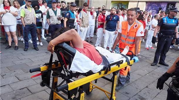 Verletzte bei Stierhatz in Pamplona Ein verletzter Mann auf einer Bahre beim Stiertreiben im spanischen Pamplona.