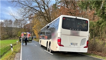 Ein verunglückter Schulbus auf einer Straße im Landkreis Fürth. Bei dem Unfall wurden mehrere Schülerinnen und Schüler verletzt.