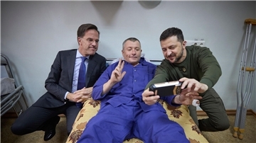 Ein verwundeter ukrainischer Soldat macht ein Selfie mit Präsident Wolodymyr Selenskyj und dem niederländischen Regierungschef Mark Rutte, der zu Besuch in der stark von russischen Luftangriffen betroffenen Hafenstadt Odessa ist.