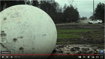 Ein Video dokumentiert Beschädigungen an der Ei-Plastik in Ivankiv. Zur Jahrtausendwende hatte der Künstler Armin Kölbli, der sein erstes Ei-Projekt 1991 in Bremervörde realisiert hat, eine von bislang insgesamt vier Plastiken unweit der „Todeszone“ von Tschernobyl in der Ukraine installiert.