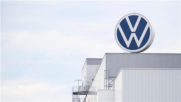 Ein Volkswagen Logo dreht sich auf dem Dach vom Werk von Volkswagen Nutzfahrzeuge.