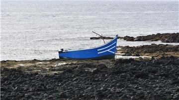 Ein von Flüchtlingen verlassenes Boot an einem Strand in Spanien. (Symbolbild).