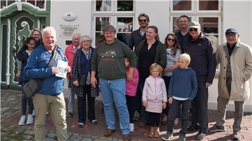 Bewirtung und Führung als Dankeschön für Ehrenamtler Ein von Thomas Brückmann geführter Rundgang durch das Burgdorf Ovelgönne begann vor dem Handwerksmuseum.