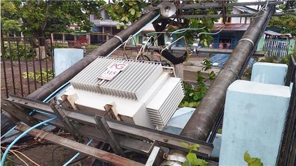 Ein von Zyklon „Mocha“ beschädigter Stromgenerator liegt auf einer Straße in Kyaukpyu im Westen Myanmars.